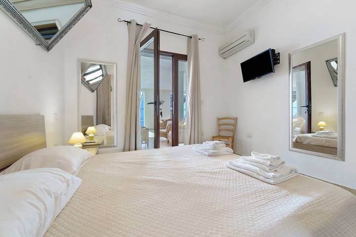 Villa Nuragica – Room with Private Bathroom and Pool View in Nuraxi Figus, Gonnesa