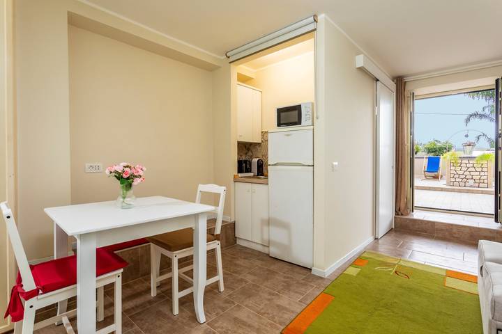 Appartement entier, Maison d’hôtes « Pètra Janca » avec vue sur les montagnes, terrasse privée et climatisation in Aci Sant'Antonio, Etna