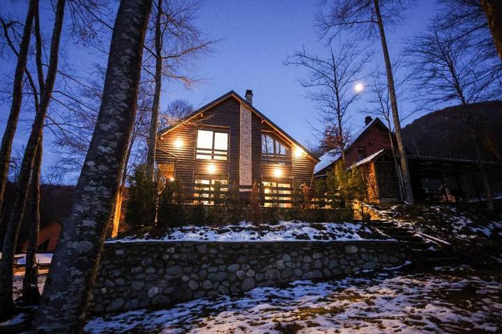 Villa für 4 Personen, mit Balkon und Terrasse sowie Garten und Ausblick in Kosovo