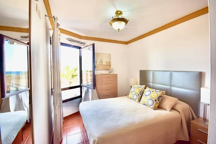 Villa Private Heated Pool And Sea Views WIFI and English Satellite TV in Playa Blanca, Yaiza