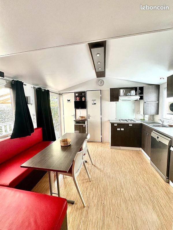 Camping pour 6 personnes, avec terrasse ainsi que piscine et jardin, animaux acceptés