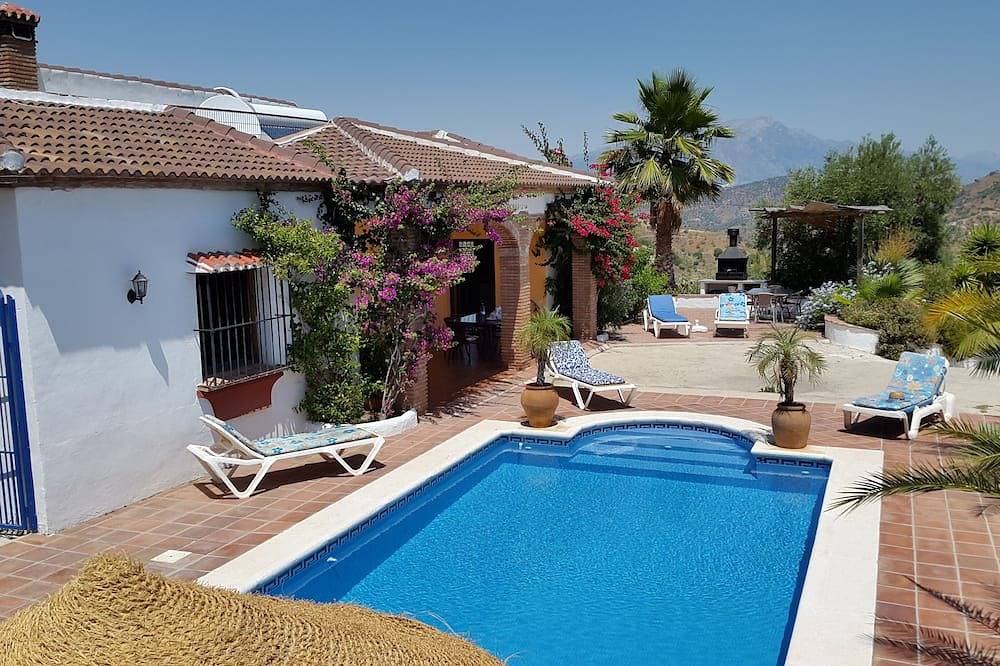 Villa privada con piscina, 8x4, para 10, 4 dormitorios, wifi, vistas, parking! in Comares, Provincia de Málaga