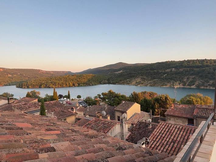 Location de vacances pour 4 personnes, avec Balcon et Terrasse ainsi que Vue et Vue sur le lac à Bauduen