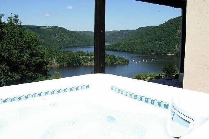 Villa pour 4 personnes, avec Balcon ainsi que Jacuzzi et Jardin