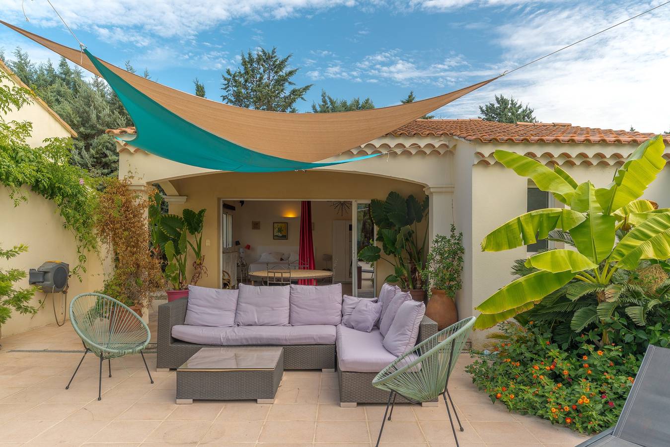Entire apartment, Apartment 'Havre De Paix' with Shared Pool, Wi-Fi and Air Conditioning in Salon-de-Provence, Mediterranean Coast (France)