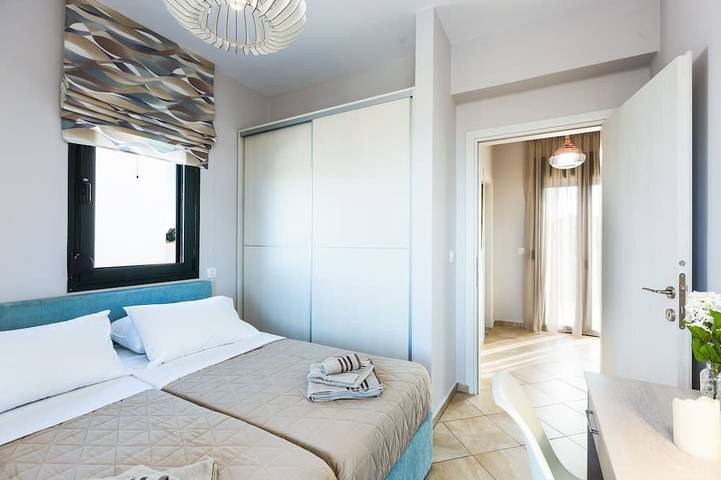 Angelina Villa, Superb sea views, 5' to sandy beach & shops,  whirlpool in Νομός Ρεθύμνης