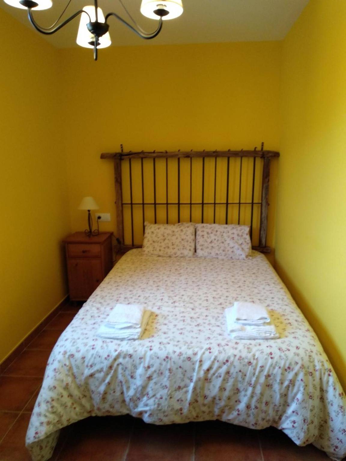 Casa Montenegro: Rural Retreat with Mountain Views, Garden, and Bbq in Navarri, Foradada del Toscar