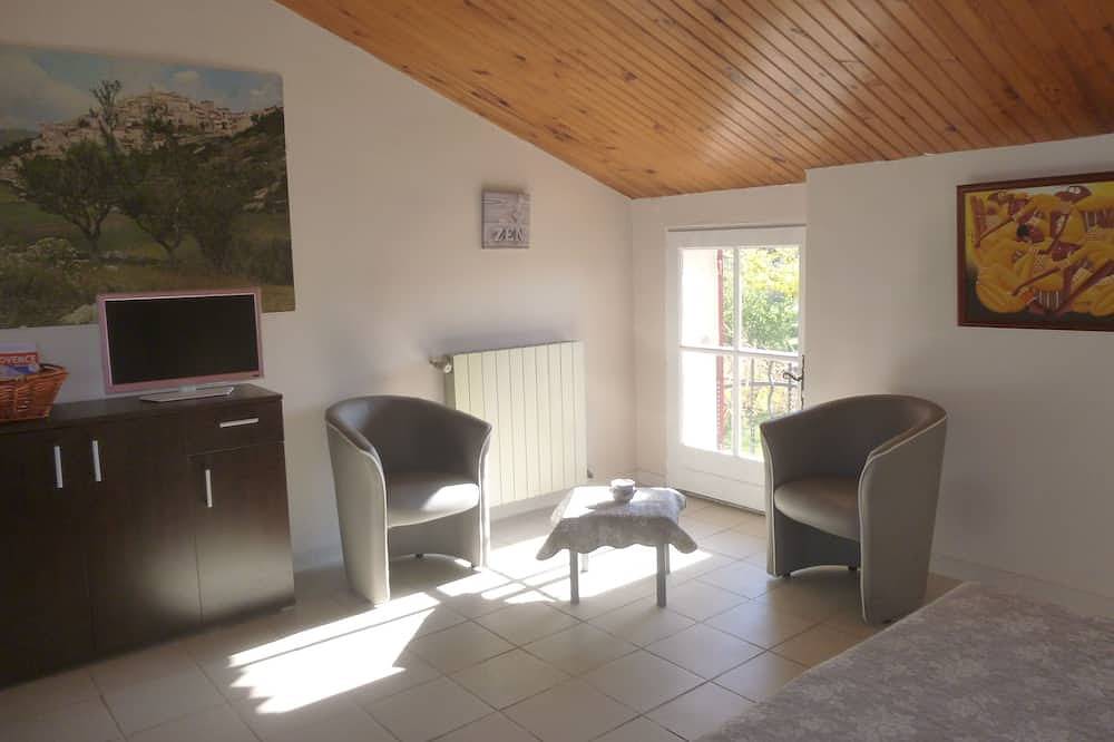 Entire apartment, Furnished studio overlooking the luberon in Lagnes, Parc naturel régional du Luberon