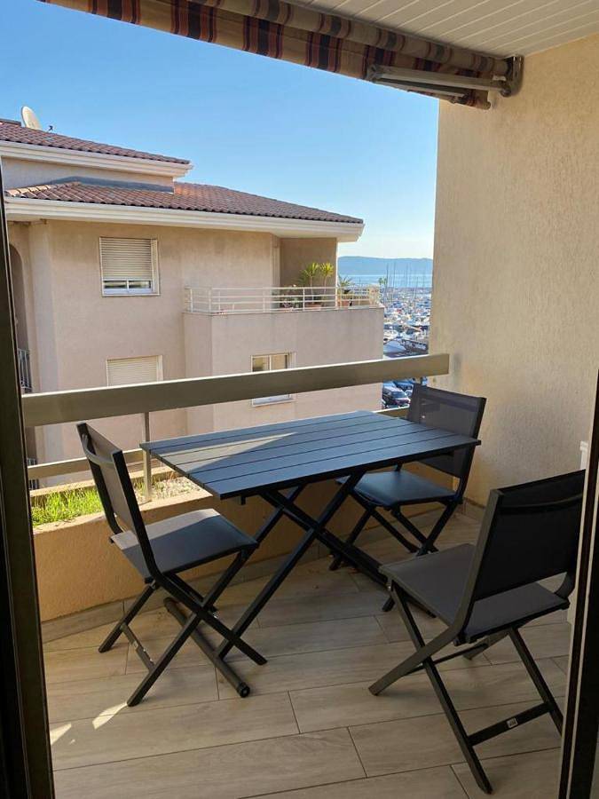 Gîte pour 4 personnes, avec terrasse et vue dans Casino De Cavalaire