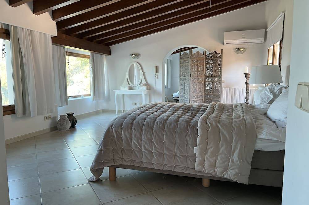 Beautiful Sunny Sea View Villa - Open Fire - Sauna - Heated Pool - Games Room in Cas Catala, Calvià