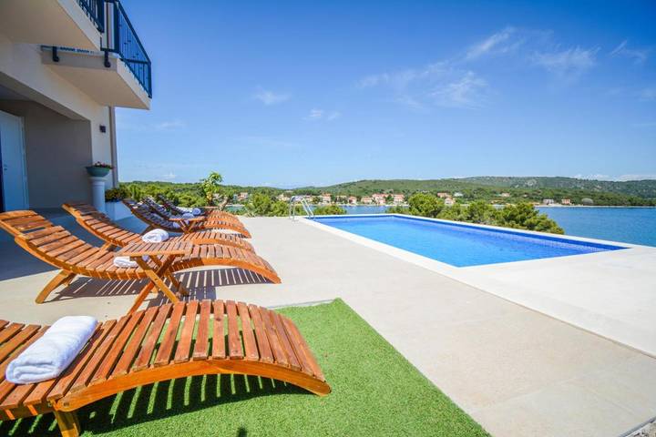 Villa pour 6 personnes, avec vue ainsi que piscine et balcon à Sali