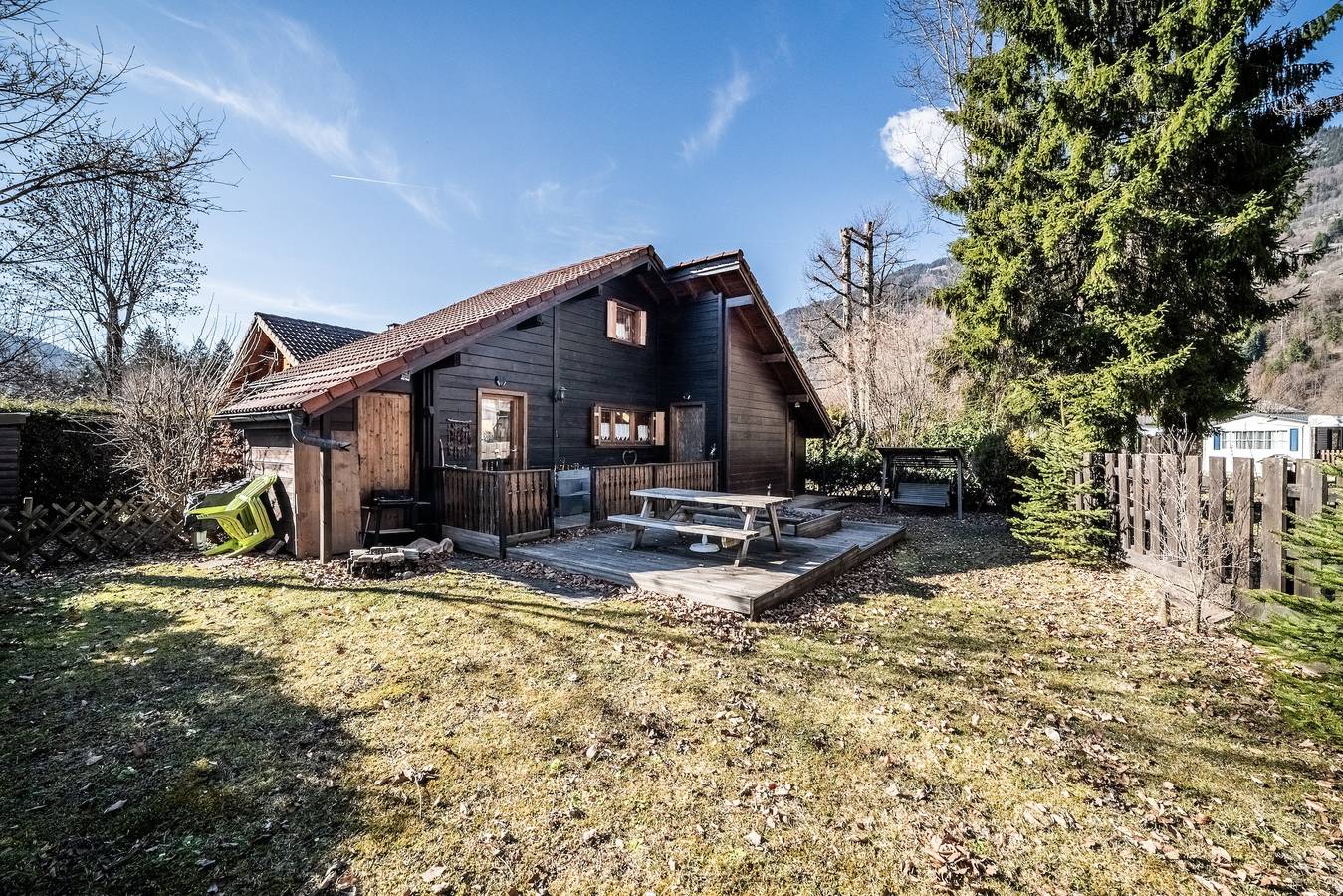 Chalet « 6p - Le Cocon Des Neiges » : vue montagne, terrasse partagée et Wi-Fi in Verchaix, Région de Bonneville