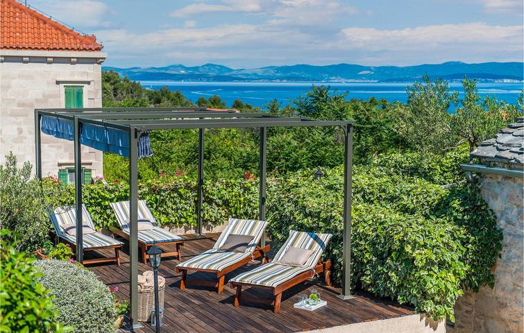 Acogedor apartamento de 2 dormitorios con piscina, a 900 m de la playa: ¡ideal para tu escapada! in Mirca, Supetar