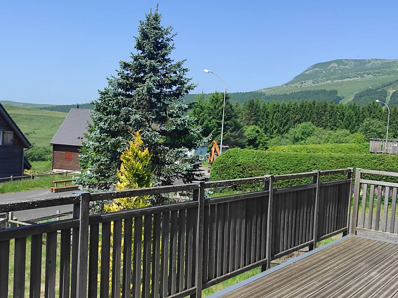 Chalet montagnard confortable à Super Besse avec grand terrain et parking privé in Super Besse, Besse-et-Saint-Anastaise