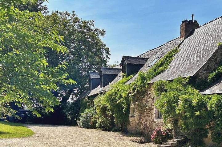 Gîte pour 8 personnes, avec Terrasse ainsi que Jardin et Piscine dans Laigné