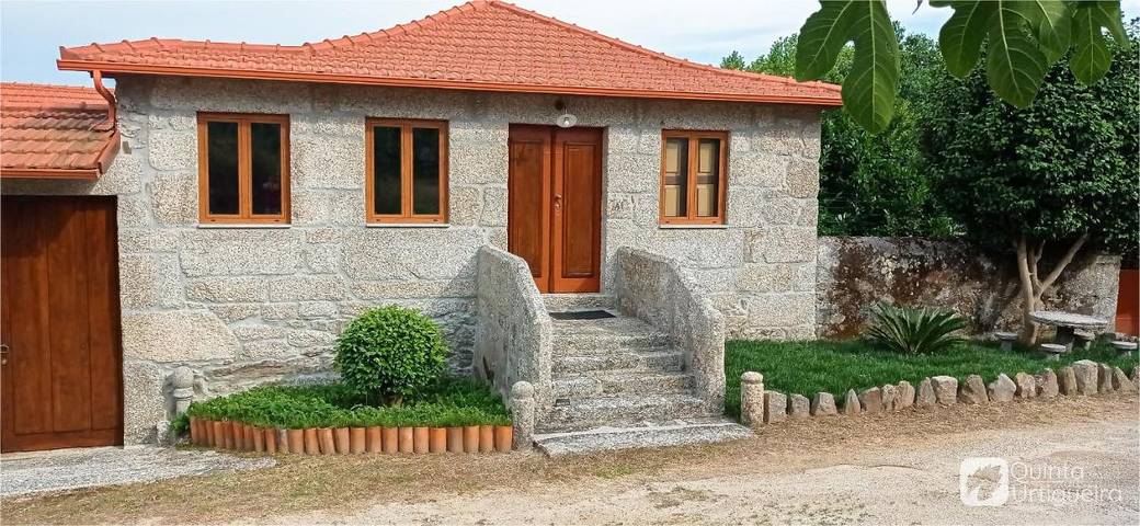 Location de vacances pour 2 personnes, avec terrasse et vue ainsi que jardin et piscine à Felgueiras - 2