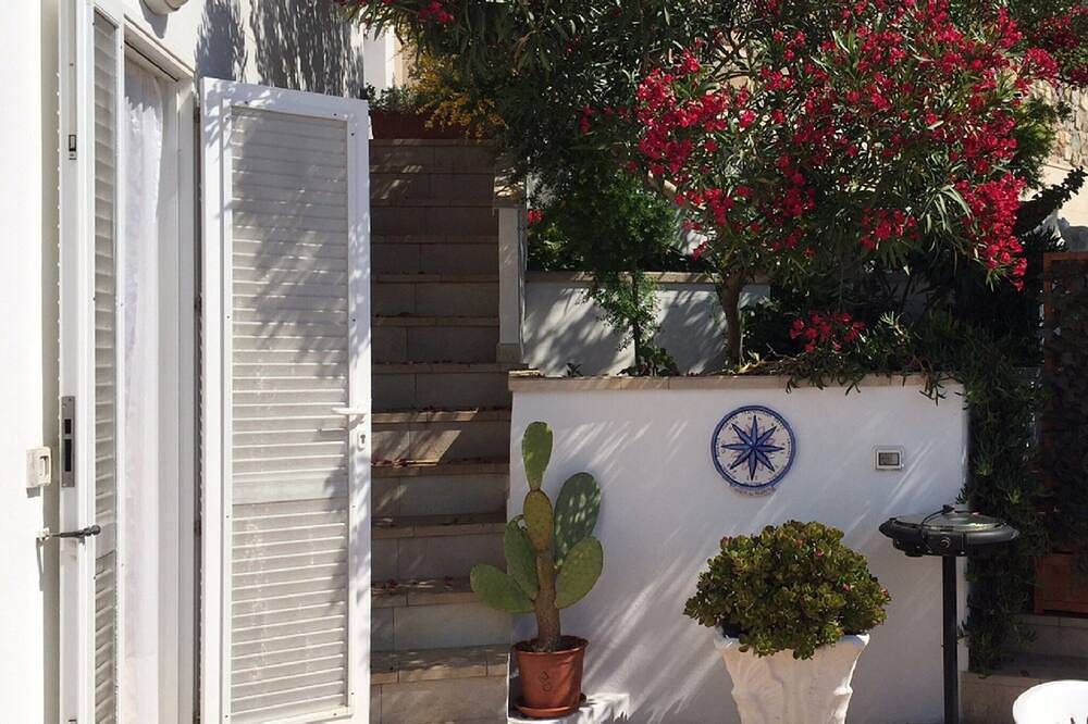 Conti Holiday Homes - Oleander with terrace overlooking the sea in Ponza, Lazio
