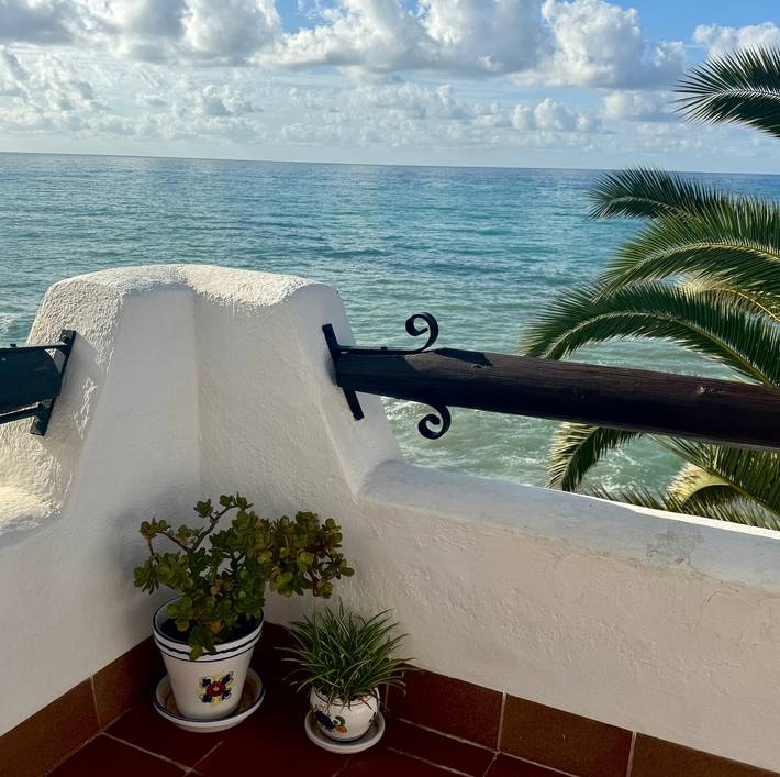 Appartement entier, Appartement "Sea Breeze" avec terrasse, jardin partagé et Wi-Fi in Costa del Garraf