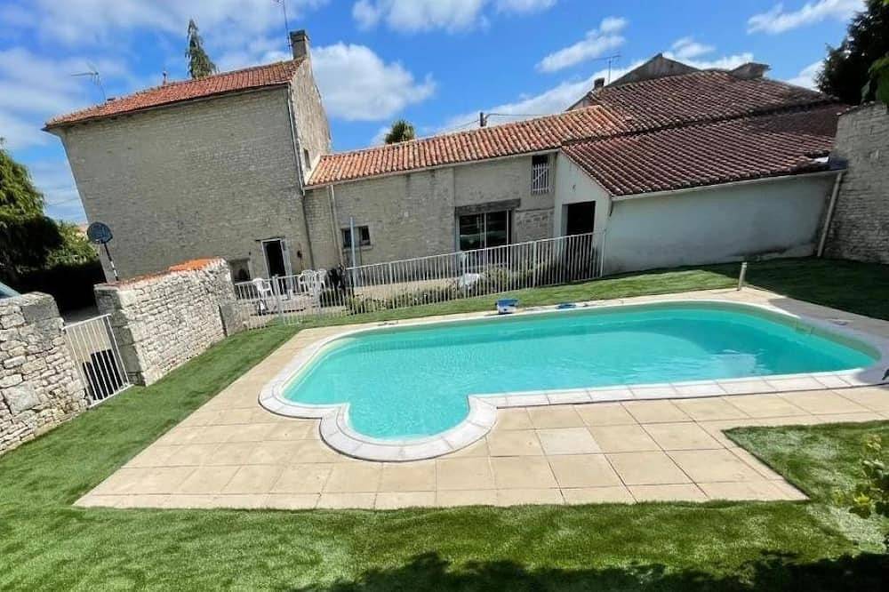 Grande maison familiale - piscine privée - 3 sdb, 3 Wc - de 8 à 16 pers (20 max) in Villeneuve-la-Comtesse, Région de Saint-Jean-d'Angély