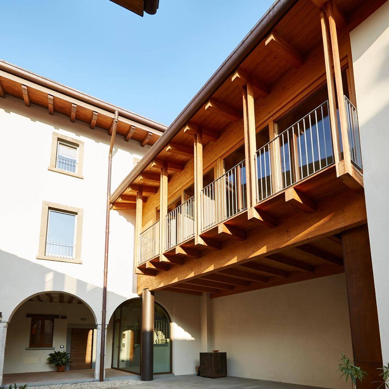 Palazzo Eleonora in Monasterolo del Castello, Alpes bergamasques orientaux