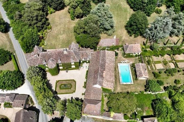 Location de vacances pour 21 personnes, avec piscine et jardin à Faux (Dordogne)