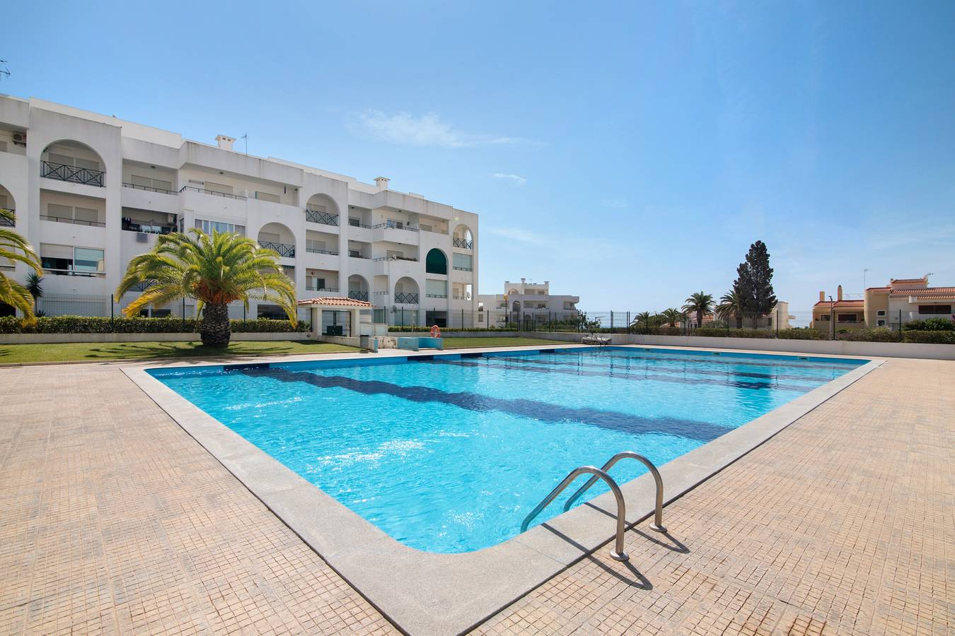 Ganze Wohnung, Ferienwohnung 'Sea Breeze Of Alporchinhos' mit Meerblick, Wi-Fi und Klimaanlage in Armação de Pêra (costa), Faro Distrikt