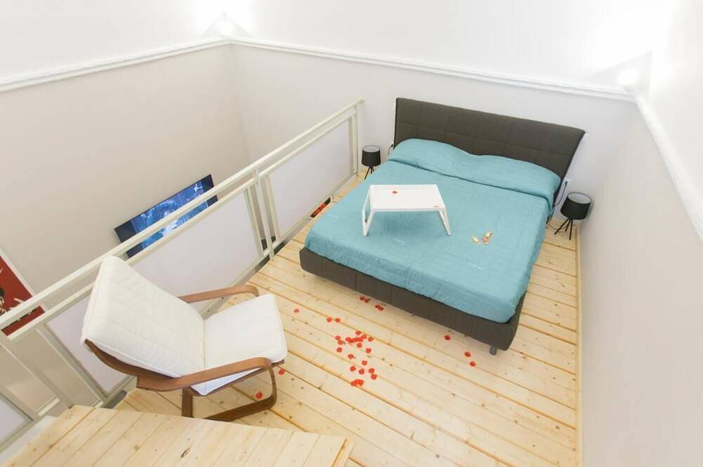 Room Nerone B&B in the historic center incorporated into a Greek Roman theater in Nápoles, Provincia de Nápoles