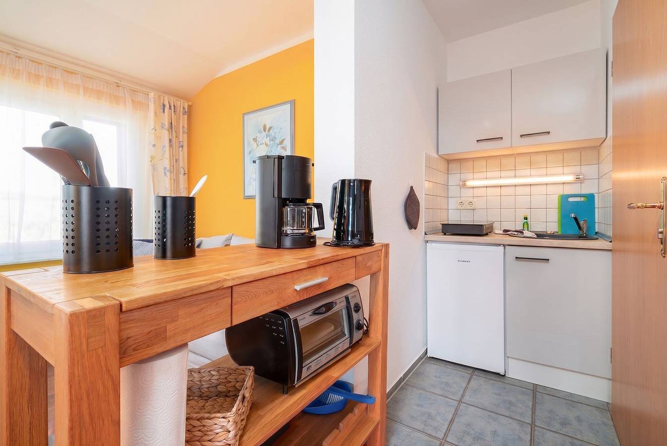 Ganze Wohnung, Ferienwohnung "Dünenrose" mit Garten, Wlan & Parkplatz – nur 200 m bis zum Sandstrand in Thiessow, Mönchgut