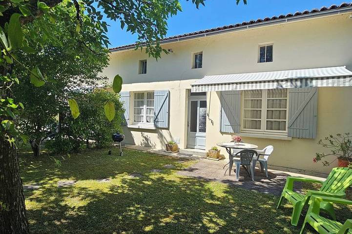Gîte pour 2 personnes, avec Terrasse ainsi que Jardin et Piscine
