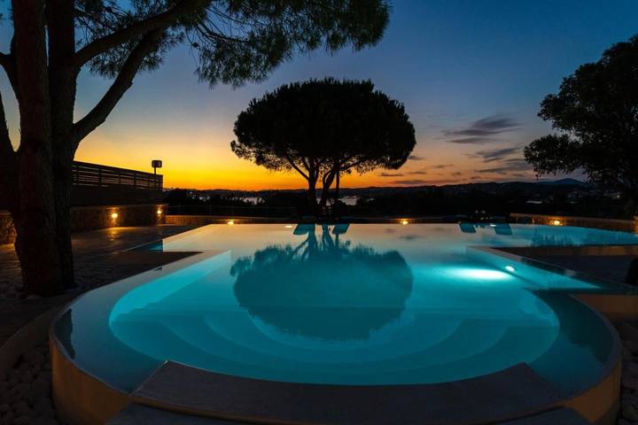 Dom wakacyjny dla 10 osób, z Balkon i Jacuzzi oraz Taras i Ogród w Porto Heli