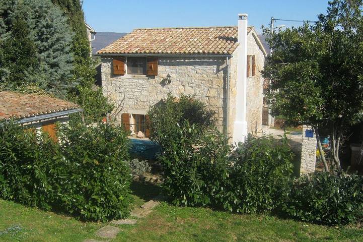Casa vacanze Mara in pietra, vicino al mare in una tranquilla località turistica, con vasca idromassaggio all'aperto in Marzana Croazia, Costa meridionale dell´Istria