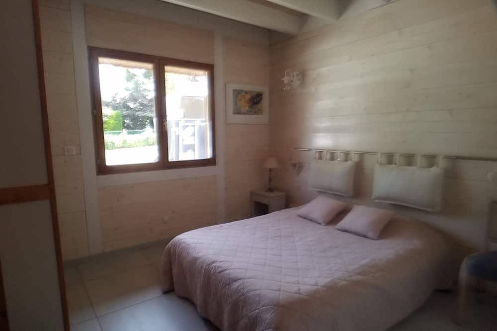 Maison à la Campagne Spacieuse Avec Piscine in Chazey-Bons, Belley