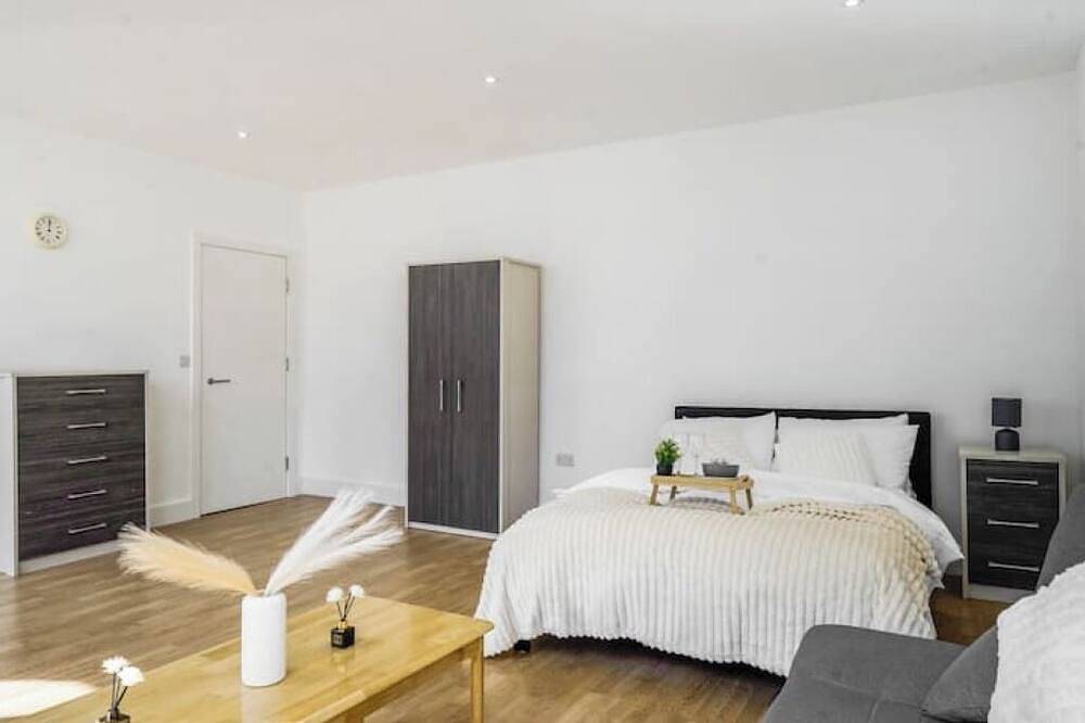 Hel leilighet, New Private Studio with parking in Elstree and Borehamwood, Hertfordshire