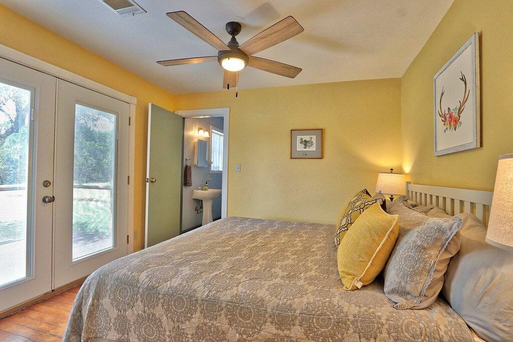 Sunflower Ridge Cottage - 2 Bedroom Sunny Retreat in Hays County