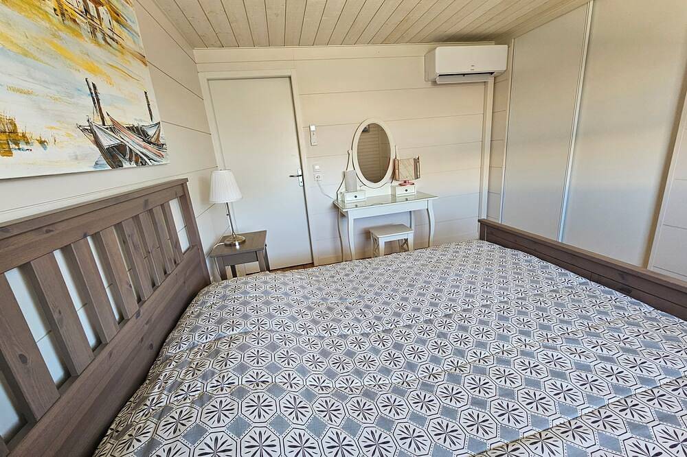 Chalet Front De Mer Entierement Climatise in Gruissan (Ville), Gruissan