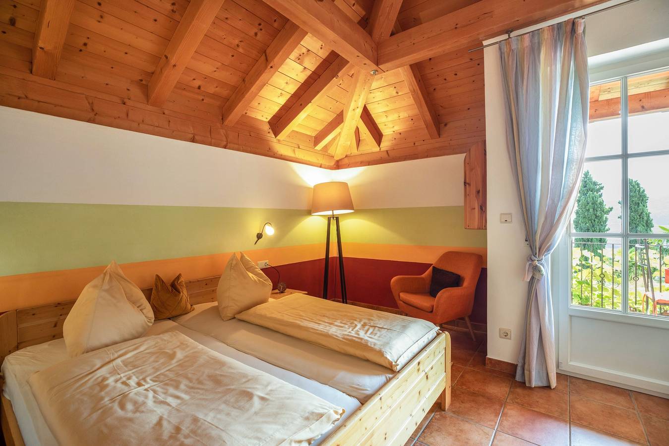Entire apartment, Apartment 'Rosengarten' with Mountain View, Private Terrace and Wi-Fi in Kalterer See, Kaltern an der Weinstraße