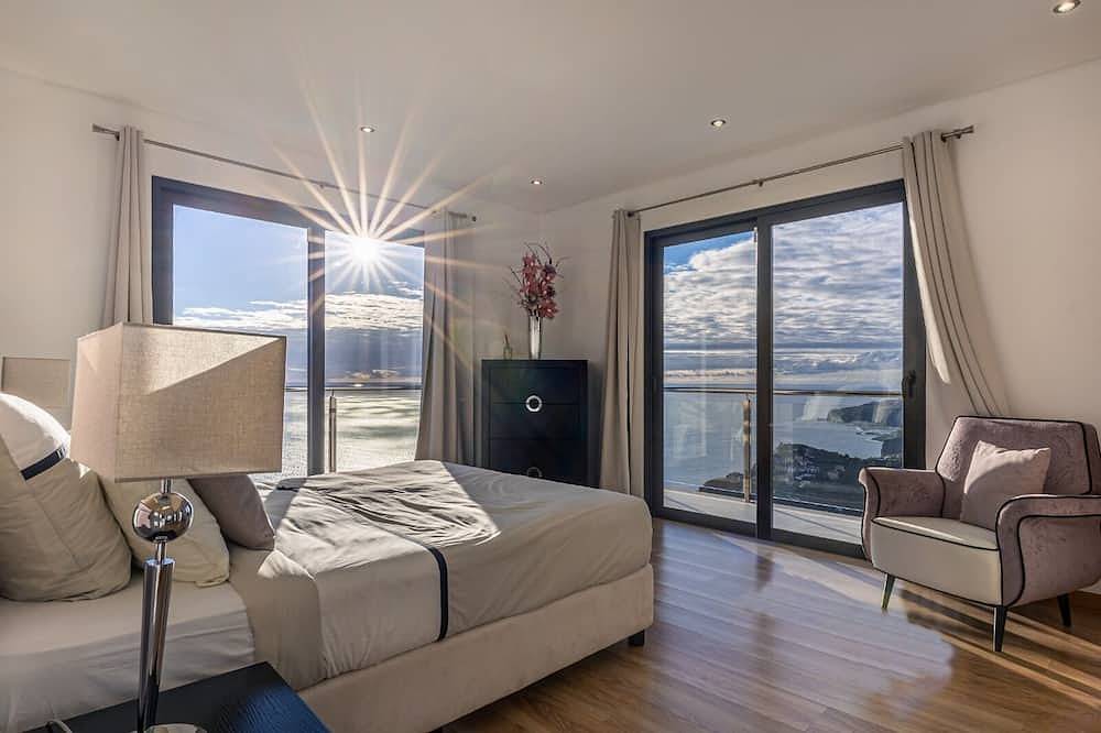 Haus auf der Blumeninsel zwischen Himmel und Meer. Aussergewöhnliche Sichten in Pináculo, Ribeira Brava