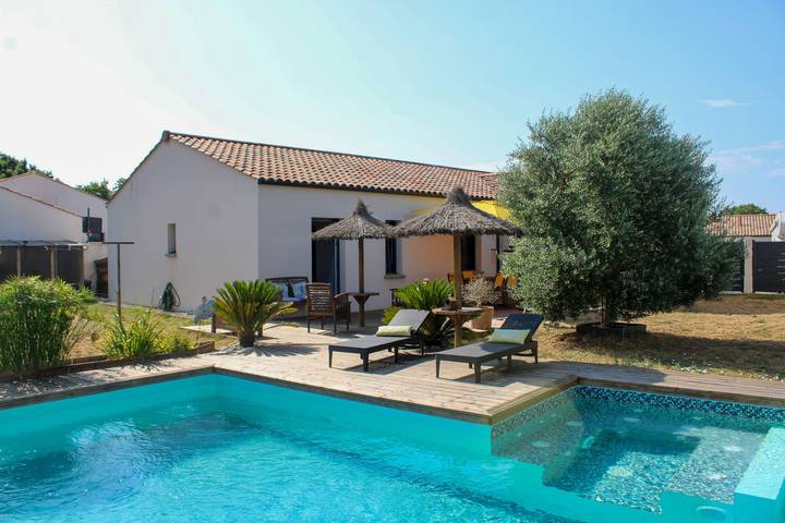 Location de vacances pour 10 personnes, avec Jacuzzi et Terrasse ainsi que Jardin et Piscine à Landevieille - 3
