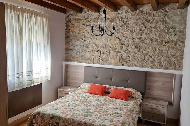 Entire apartment, Apartamentos Viñas - 1 room apartment in Queveda, Santillana del Mar