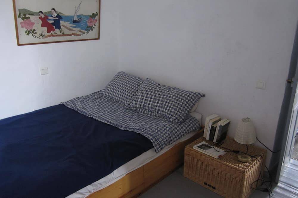 Artemonas: House with character in Apollonia, Cyclades