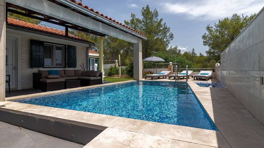 Ferienhaus für 8 Personen, mit Terrasse und Pool, mit Haustier