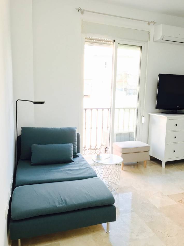 Entire studio, Studio Apartment 'The Black Rose Rooftop Malaga City' with Private Terrace, Wi-Fi and Air Conditioning in Málaga Central District, Malaga