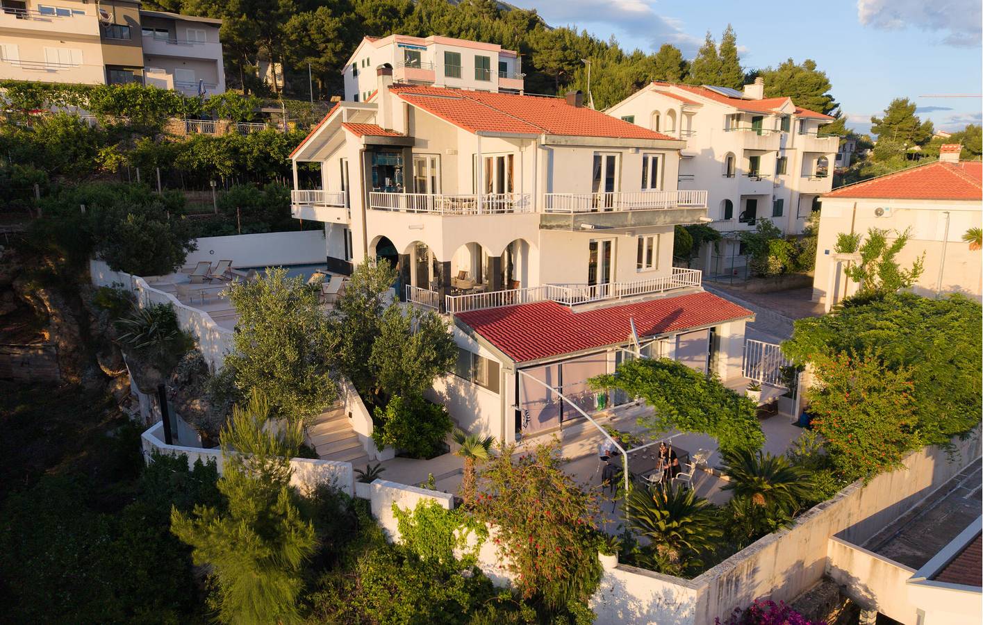 Modernes 2-Zimmer-Apartment mit Pool, Terrasse und Strandzugang (100 m) in Stanici, Omis-Riviera