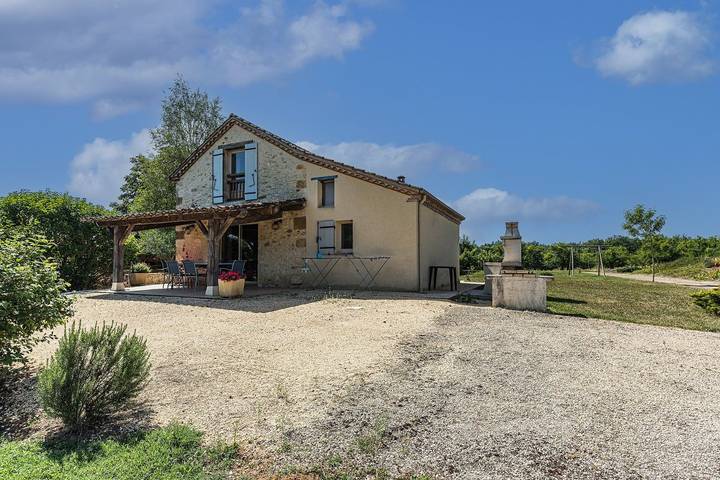 Gîte pour 6 personnes, avec piscine et terrasse ainsi que jardin et vue sur le lac, animaux acceptés