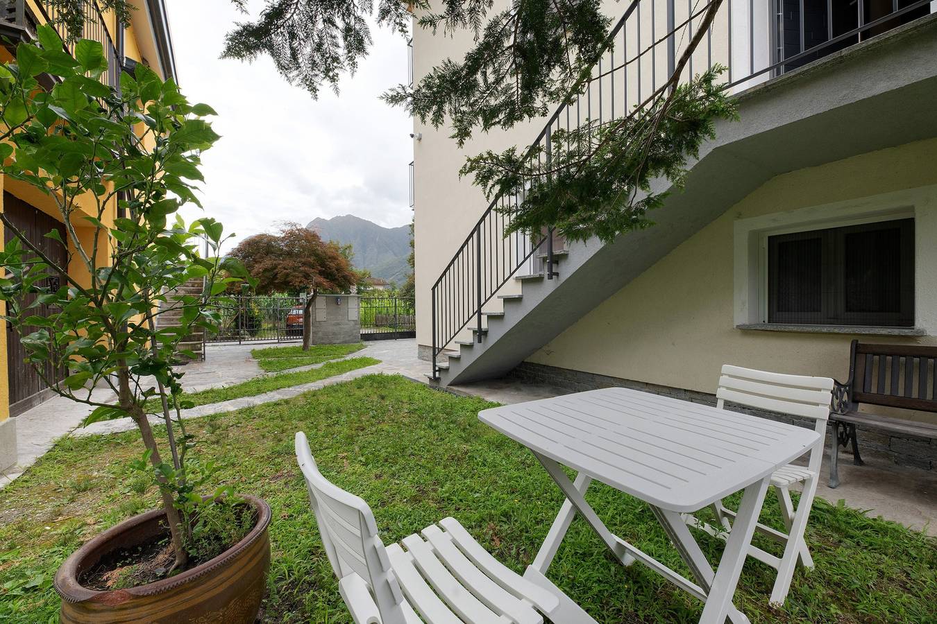 Ganze Wohnung, Apartment „Mansarda“ mit Bergblick, Wlan und Klimaanlage in San Cassiano Valchiavenna, Prata Camportaccio