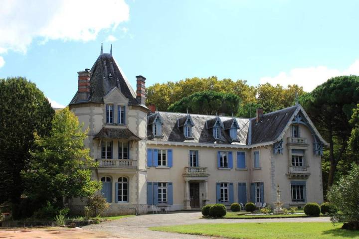 Gîte pour 3 personnes, avec piscine ainsi que vue et jardin, adapté aux familles à Puch-d'Agenais
