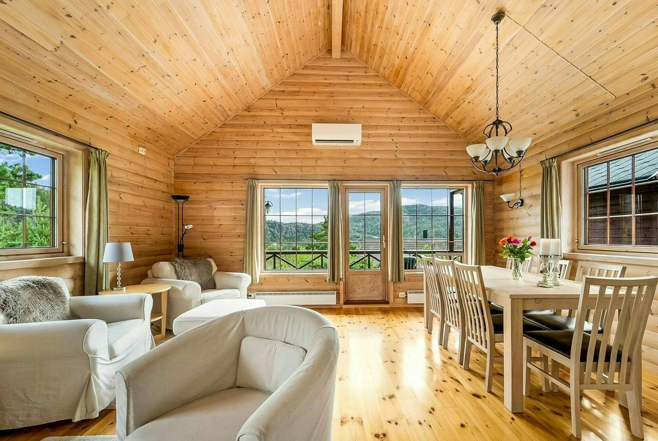 Hütte mit Außenwhirlpool und Bach in Krågeland in Kvinesdal