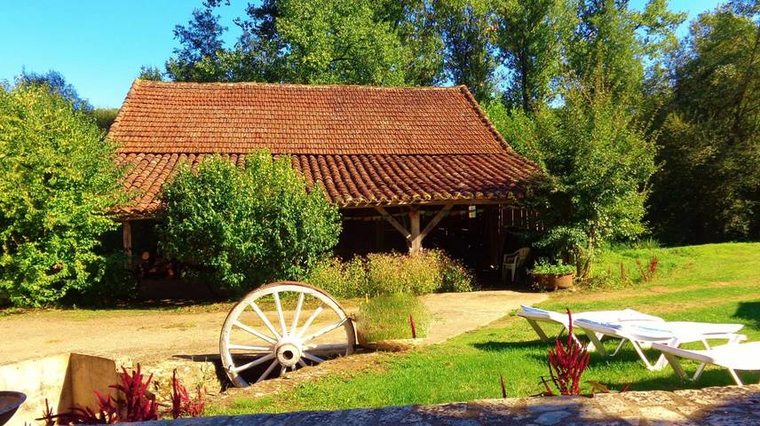 Gîte pour 14 personnes, avec terrasse ainsi que jardin et piscine à Saint-Cernin-de-l'Herm - 4