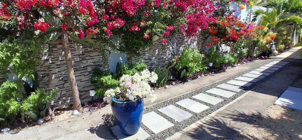 Location de vacances pour 5 personnes, avec piscine et jardin ainsi que sauna et vue dans Plage de Petite Anse - 4