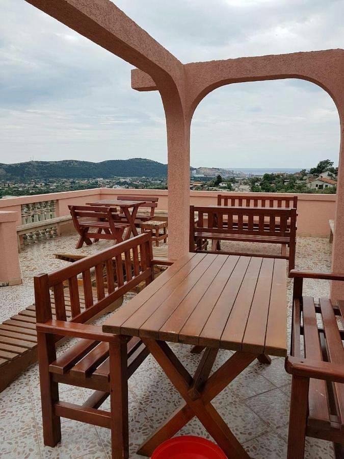 Maison d’hôte pour 4 personnes, avec terrasse et vue dans Bar - 3
